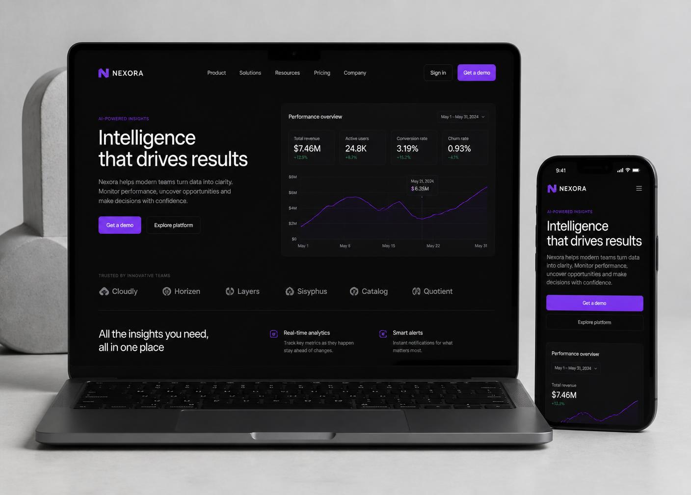 Mockup de site fictício Nexora em notebook e celular, interface escura com detalhes em roxo